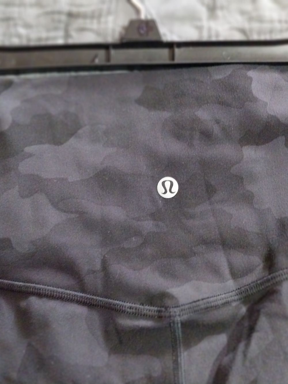 LULULEMON Women's Leggins Black Camo Capri Leggings - Picture 4 of 8